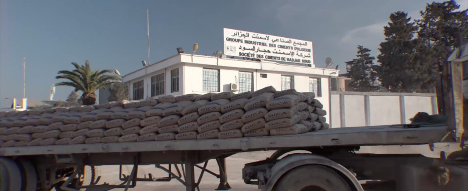 Sacs de ciment chargés sur camion