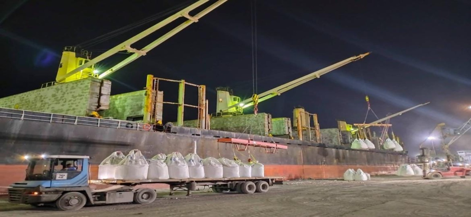 Chargement de nuit au port